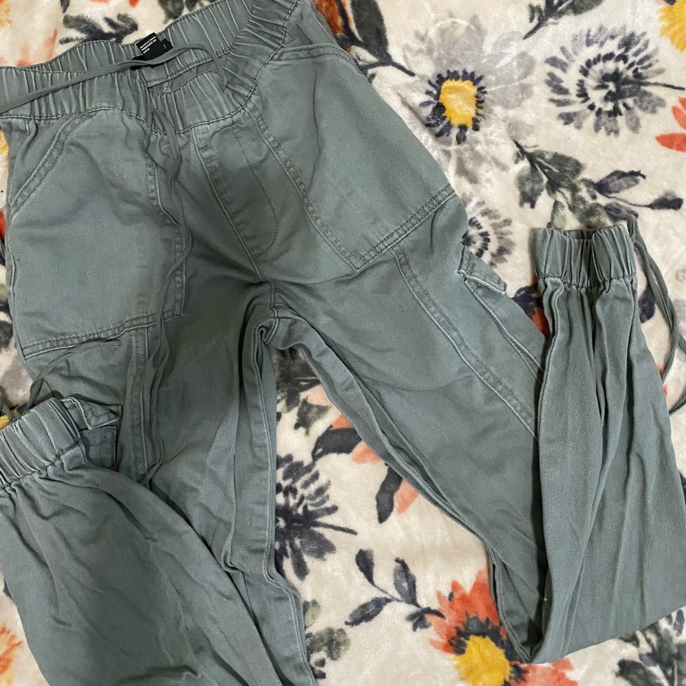Brand new W/O TAGS cargo pants forever 21